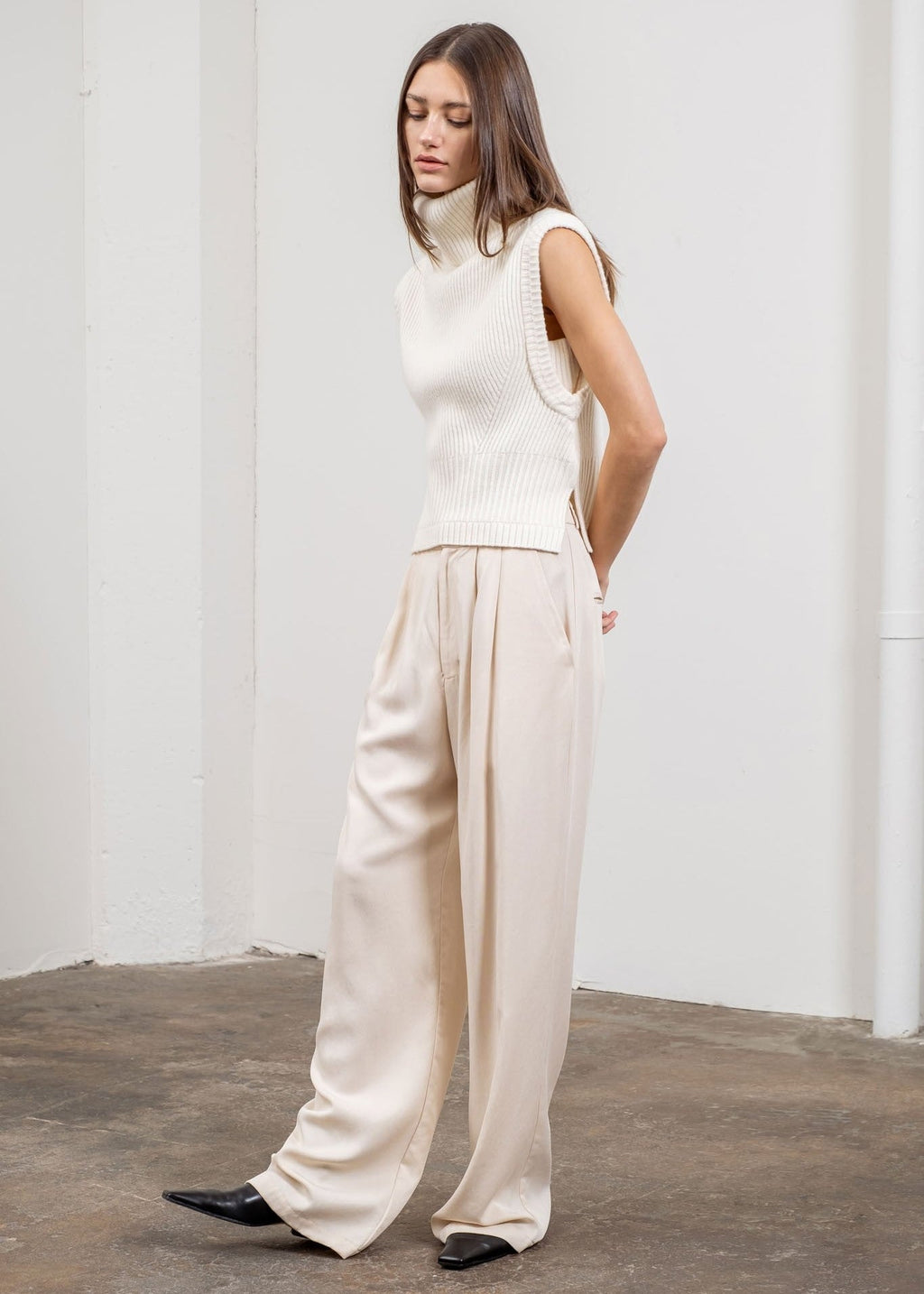 ABBY SLEEVELESS TURTLENECK SWEATER