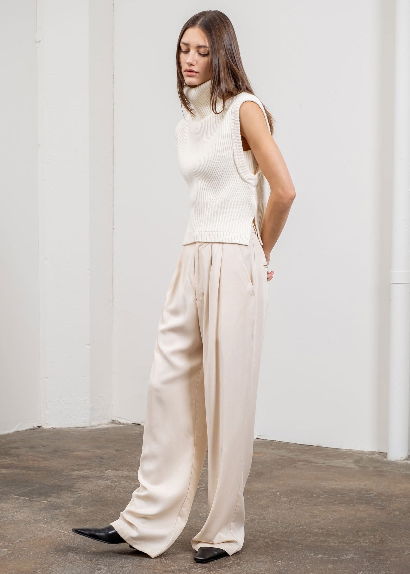 ABBY SLEEVELESS TURTLENECK SWEATER